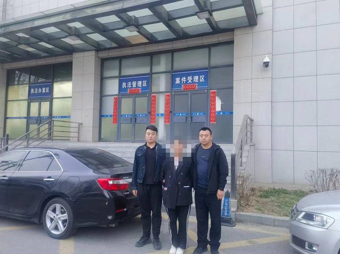 冒领他东说念主待业金的女子周某被林区警方捏获。 图源:黑龙江省林区公安局绥棱分局